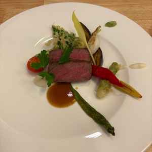 食事は感動するほど美味しいものではなかった。試食は1番上のランクのものとのことだった。