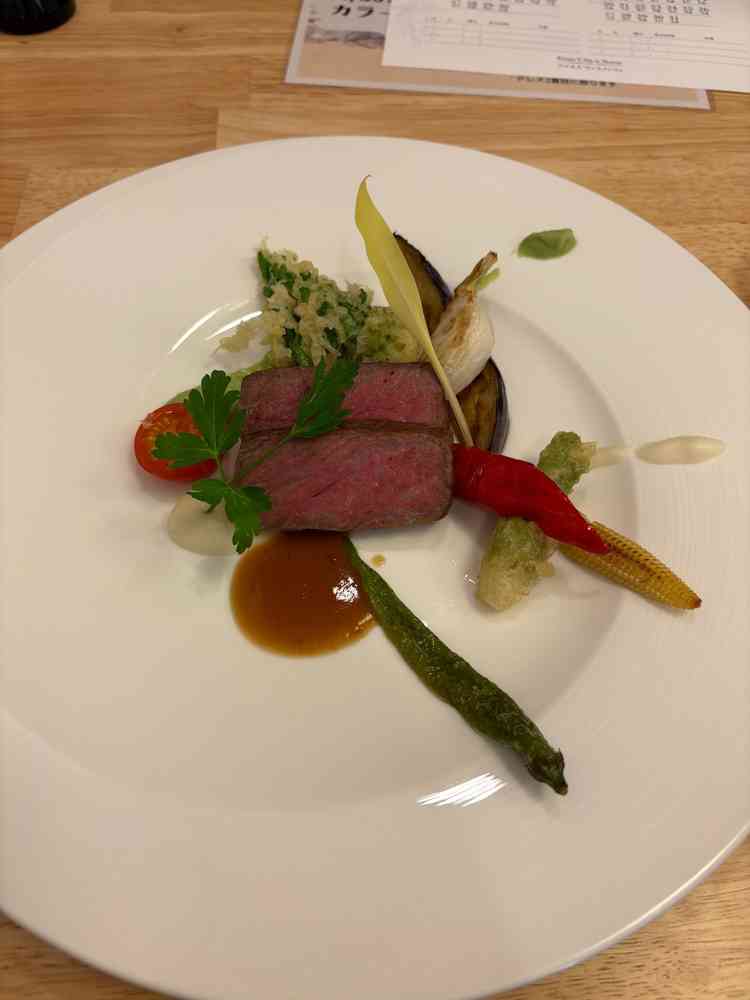 食事は感動するほど美味しいものではなかった。試食は1番上のランクのものとのことだった。