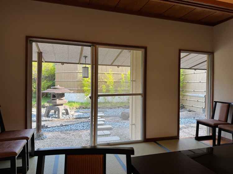 日本庭園風なお庭が見れる家族専用待合室がとても良い雰囲気でした。年配の方にも良さそうです。