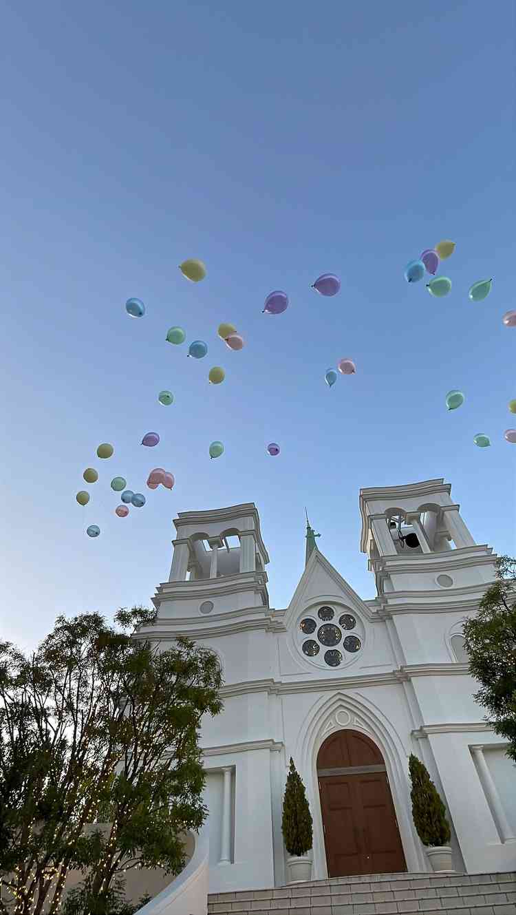 チャペルを出るとサプライズでスタッフさんたちがバルーンを持っていてバルーンリリースを体験