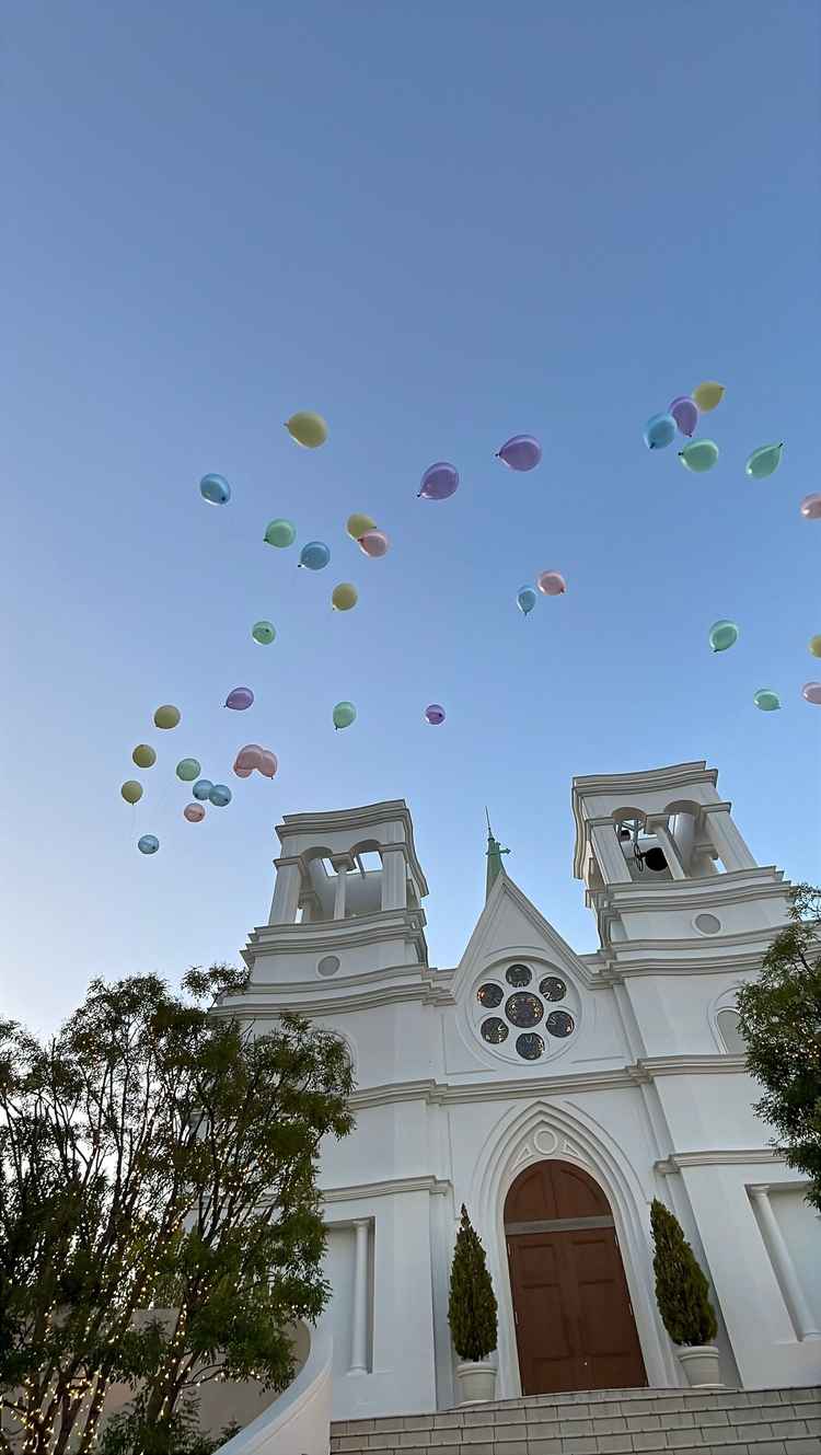 チャペルを出るとサプライズでスタッフさんたちがバルーンを持っていてバルーンリリースを体験