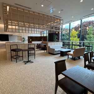 参列者待合室。広々しており、クロークや小型ロッカーも備わっています。