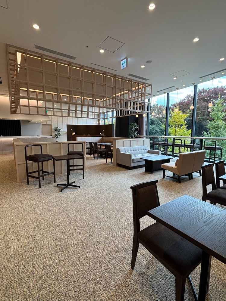 参列者待合室。広々しており、クロークや小型ロッカーも備わっています。