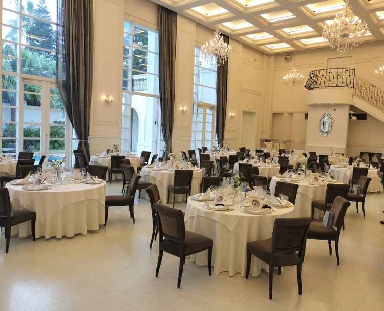 白を基調とした、天井の高い披露宴会場。