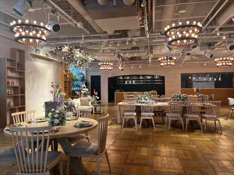 披露宴会場がとても広く、スペースがあってゲストも広々過ごしていただけそうで良いなと感じました。