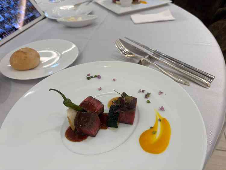 コース料理のメインとなる肉料理。直前まで温められているため出来立ての味を感じることができた。