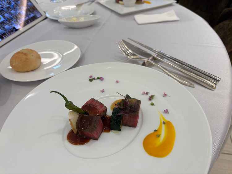 コース料理のメインとなる肉料理。直前まで温められているため出来立ての味を感じることができた。