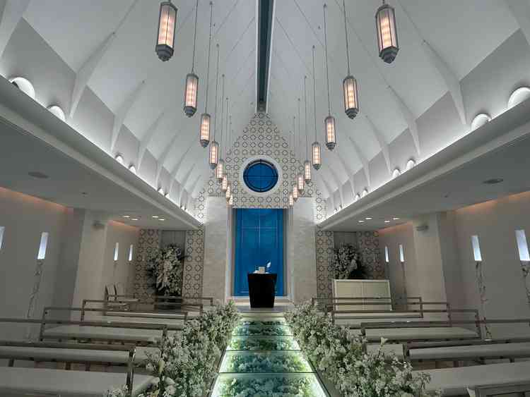 チャペルの写真。白を基調としていて綺麗でした。