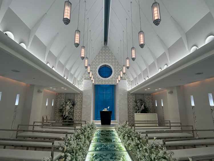 チャペルの写真。白を基調としていて綺麗でした。