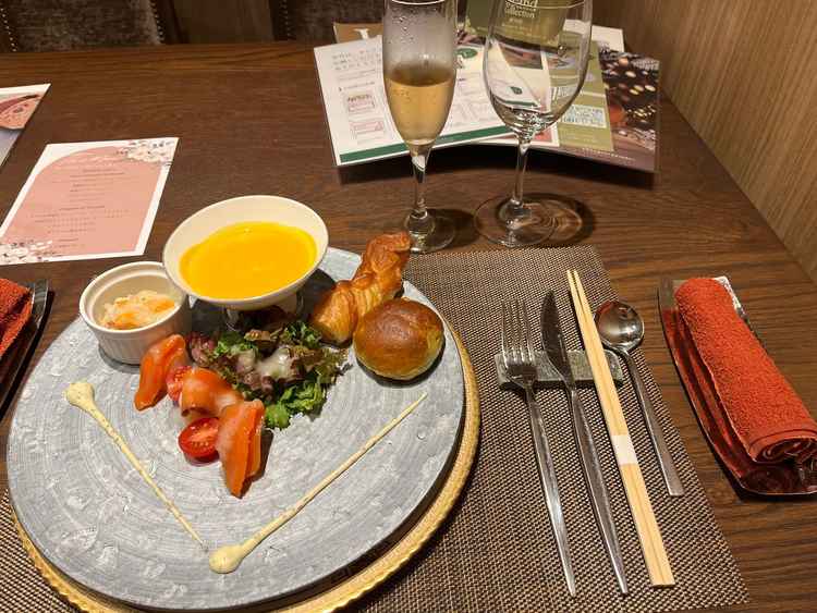 自家製パンとペアリングされた料理