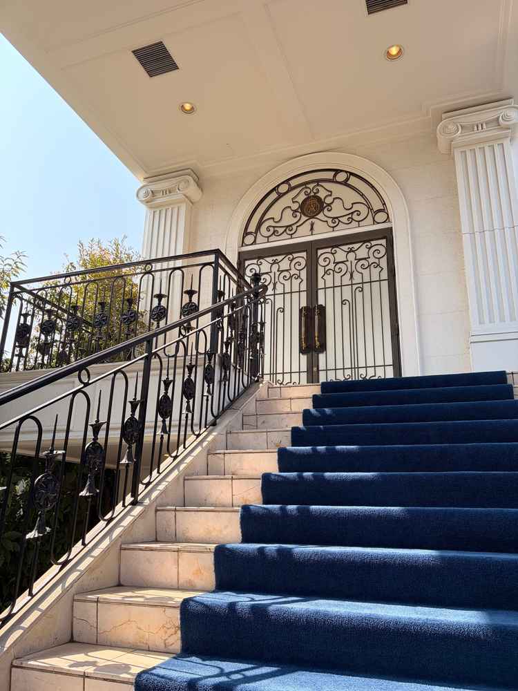 フラワーシャワーはこの階段で実施するとのことです。青のカーペットがとても綺麗でした。