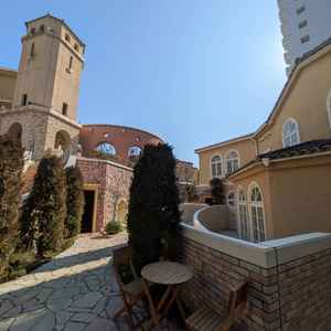 ヨーロッパ調の建物の外観。ディズニーシーのような雰囲気でした。