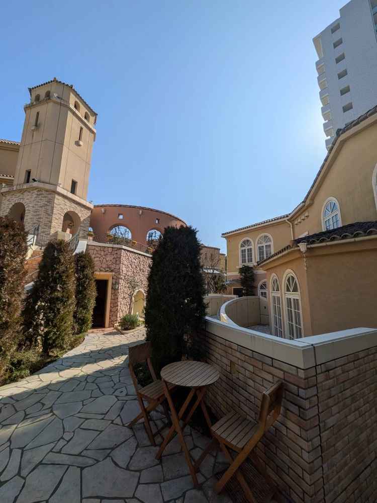 ヨーロッパ調の建物の外観。ディズニーシーのような雰囲気でした。