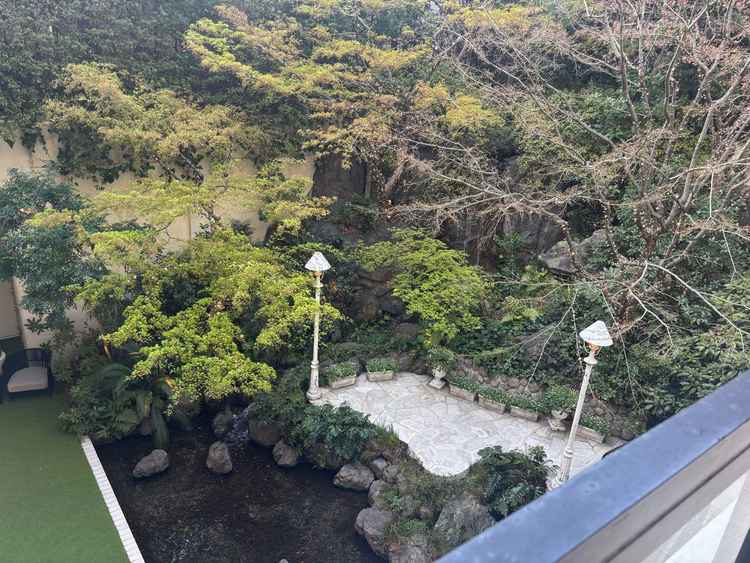 庭園を望む開放的なテラス。天候に満足度を左右されないよう工夫されているのが素敵だなと感じました。