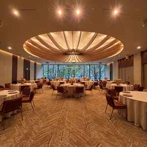 披露宴会場は3つあり、そのうちの一つはオレンジ系の絨毯で、温かみのあるホールです。