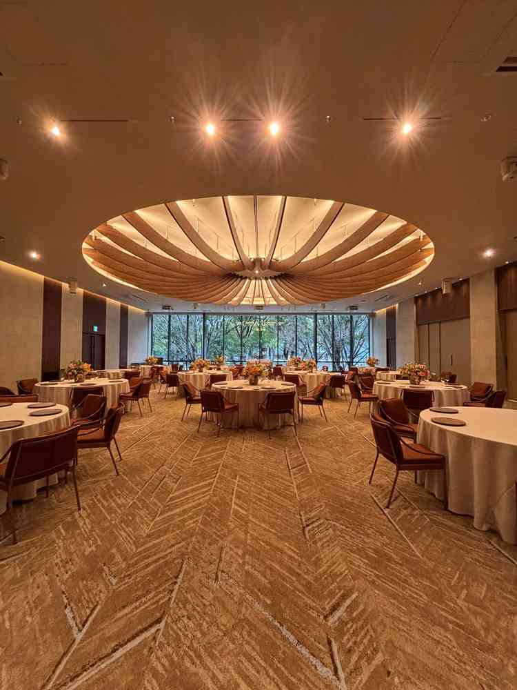 披露宴会場は3つあり、そのうちの一つはオレンジ系の絨毯で、温かみのあるホールです。