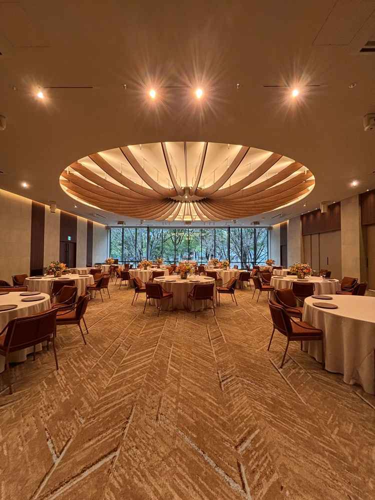 披露宴会場は3つあり、そのうちの一つはオレンジ系の絨毯で、温かみのあるホールです。