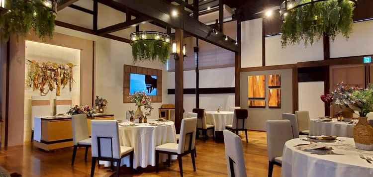 披露宴会場の写真。天井の木と、緑がとても素敵で落ち着く空間でした。