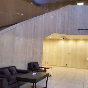 エントランスです。会場は左の階段を上がって2階にあります。