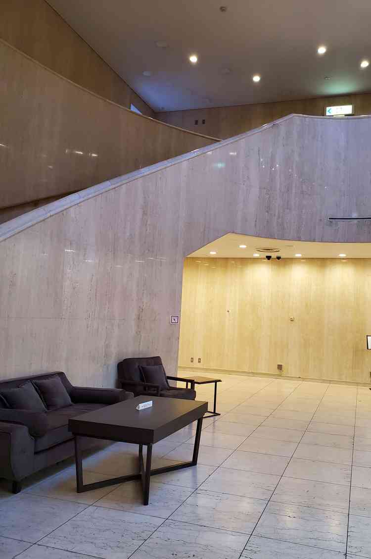 エントランスです。会場は左の階段を上がって2階にあります。