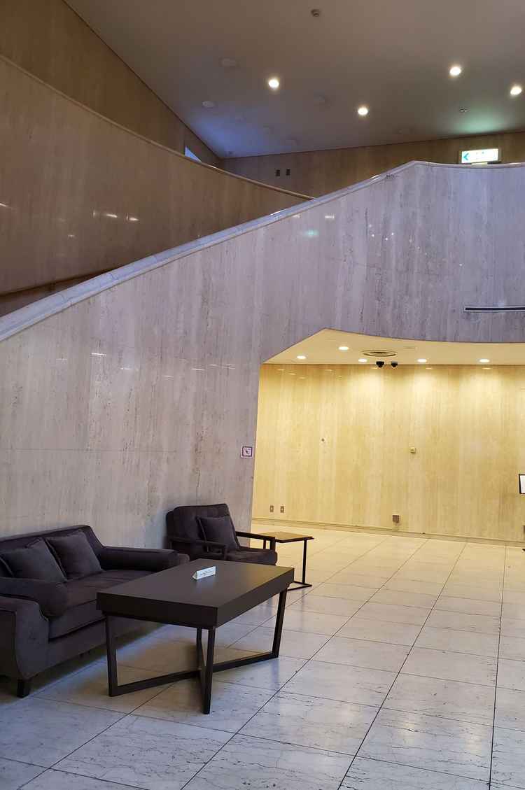 エントランスです。会場は左の階段を上がって2階にあります。