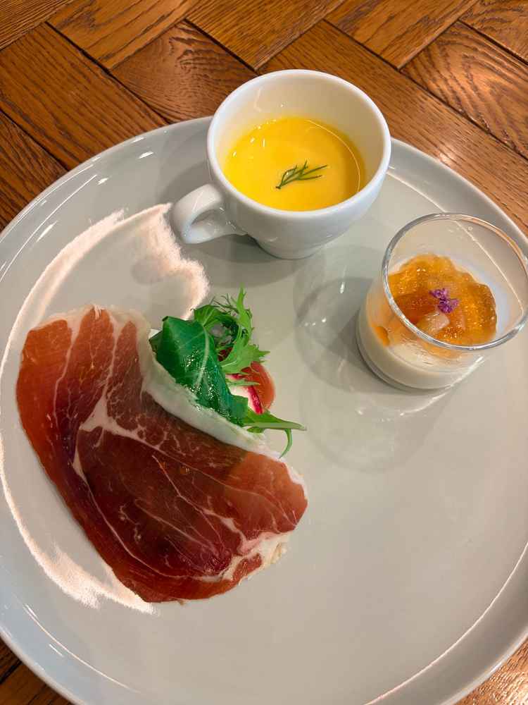 試食の様子です。イタリアンでした。この後、お魚やお肉のメニューもあり、デザートが特に美味しかったです