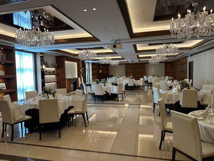 木目の披露宴会場もとても落ち着いた雰囲気になっており、テーブルクロスを変えると雰囲気が更に変わり素敵