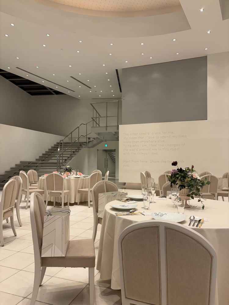 白基調でシンプルな空間で、階段もあり色んな入場シーンが可能な披露宴会場でした。