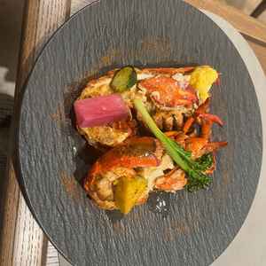 調理する前まで生きていた新鮮でとっても美味しいオマールエビ。