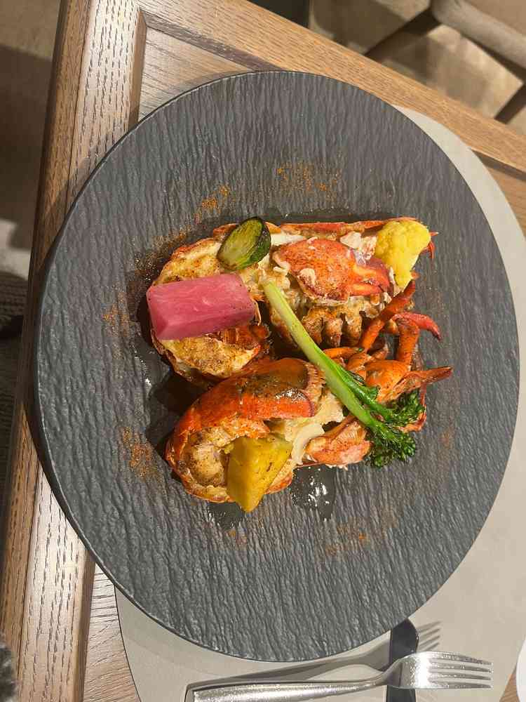 調理する前まで生きていた新鮮でとっても美味しいオマールエビ。