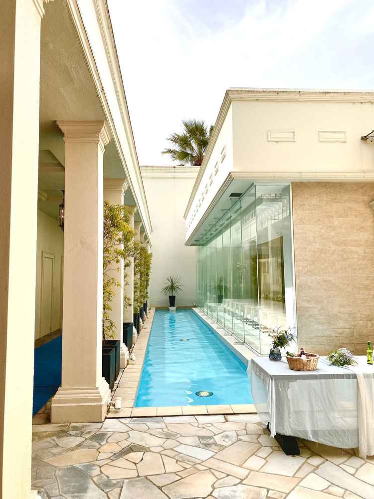 塀に囲われた中にこんな開放的な中庭があるなんて思いもつきませんでした。とても綺麗なロケーションです。