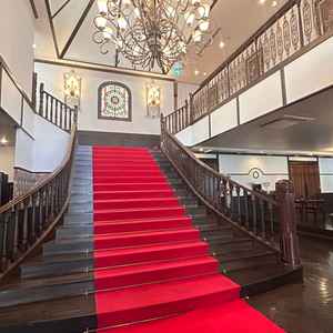 鳳鳴館といえば！の階段。写真でもとても魅力的だが、実際見るとそれ以上の魅力。観光地の異人館に来た気分