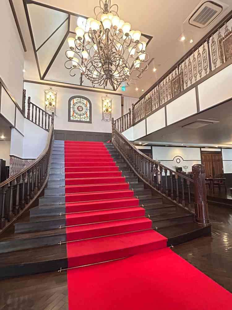 鳳鳴館といえば！の階段。写真でもとても魅力的だが、実際見るとそれ以上の魅力。観光地の異人館に来た気分