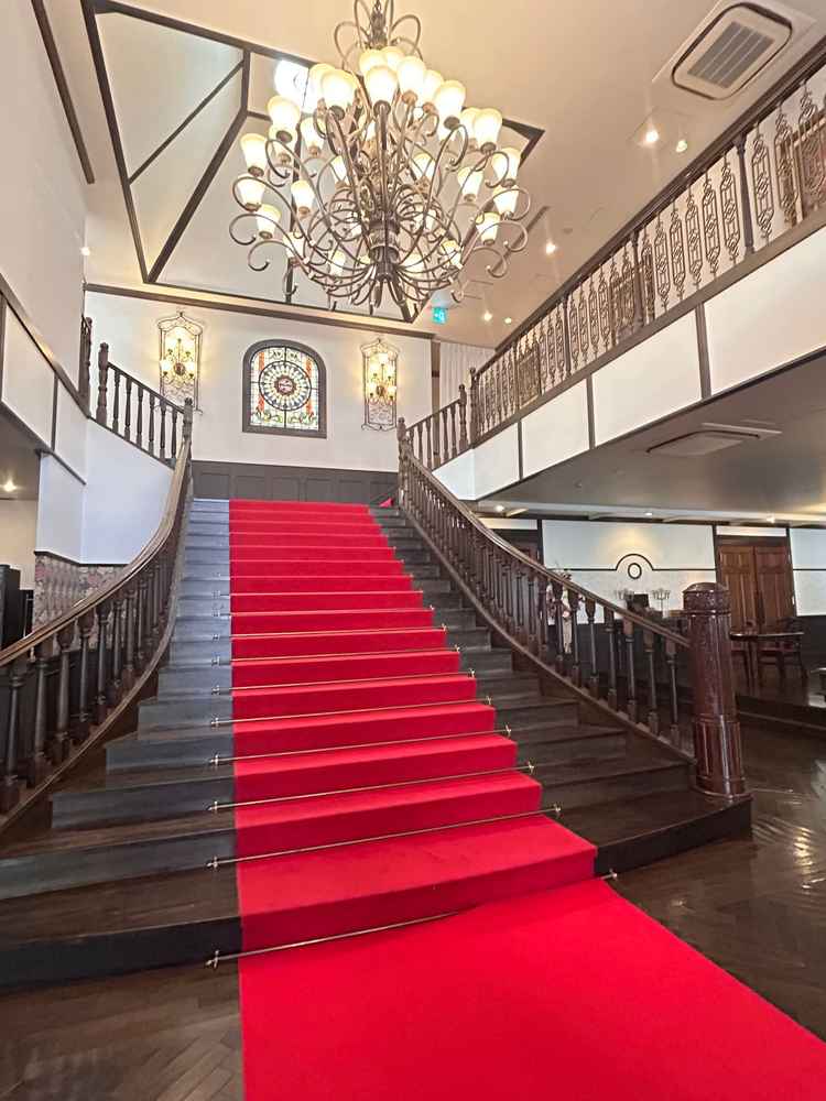 鳳鳴館といえば！の階段。写真でもとても魅力的だが、実際見るとそれ以上の魅力。観光地の異人館に来た気分