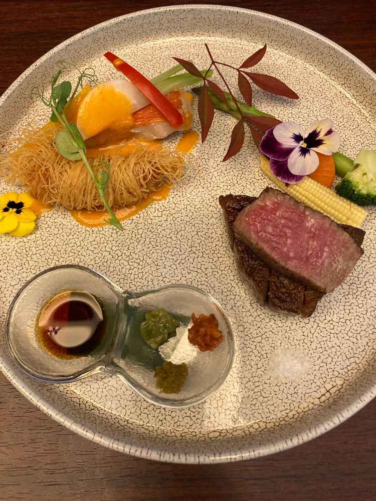 見た目から華やかな料理