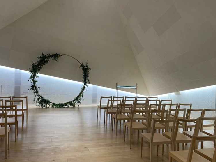 壁が和紙ばりの神聖な空間です。