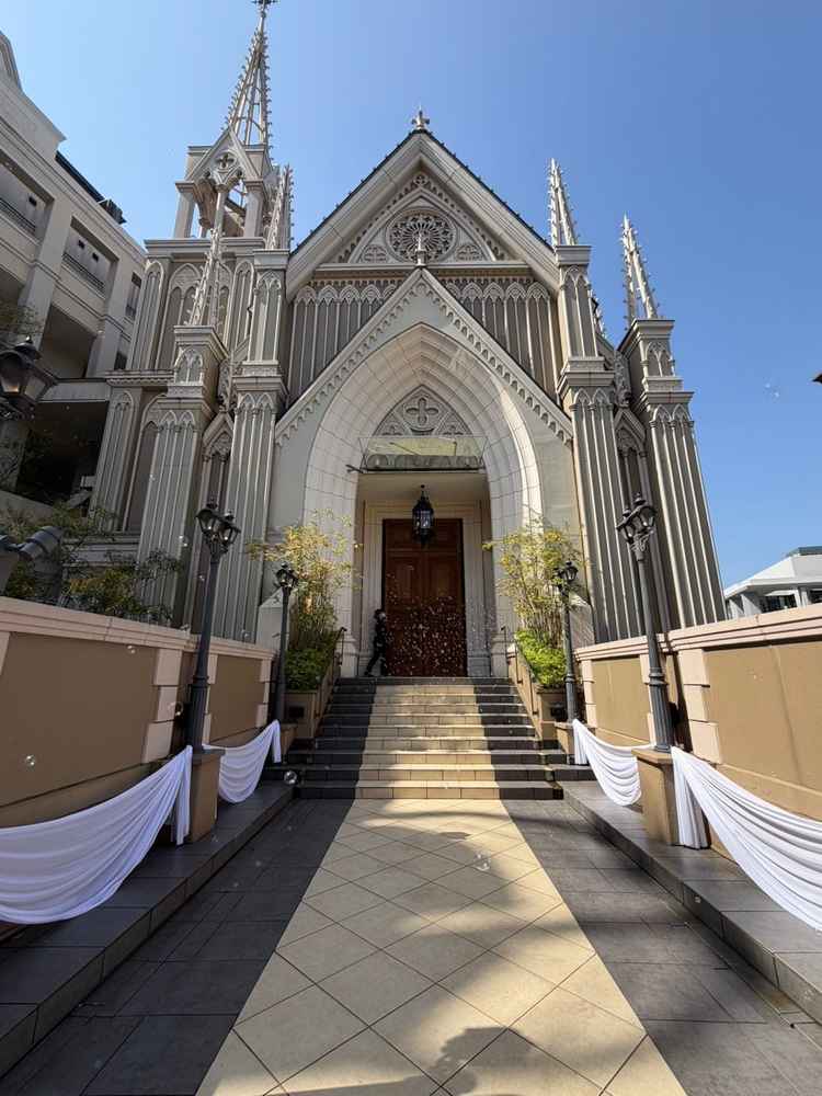 チャペルの外観も美しく、その他電柱等も視界に入らない工夫をしているようで、非日常にいられるよい景観