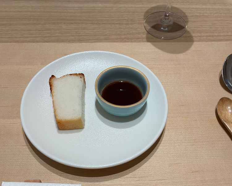 試食でいただいた米粉パンです。食感が特徴的で、ものすごく美味しかったです。上部は塩が塗ってあります