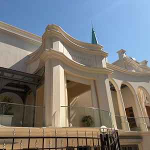 独立型大聖堂。表参道の大通りからは見えないが、ビルを挟んでいることで閑静でプライベートな空間。