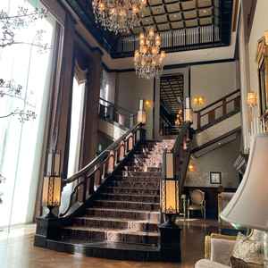 入り口入ってすぐのロビーになります。歴史感のある雰囲気で、階段で前撮りしたらいい写真とれそうな印象。