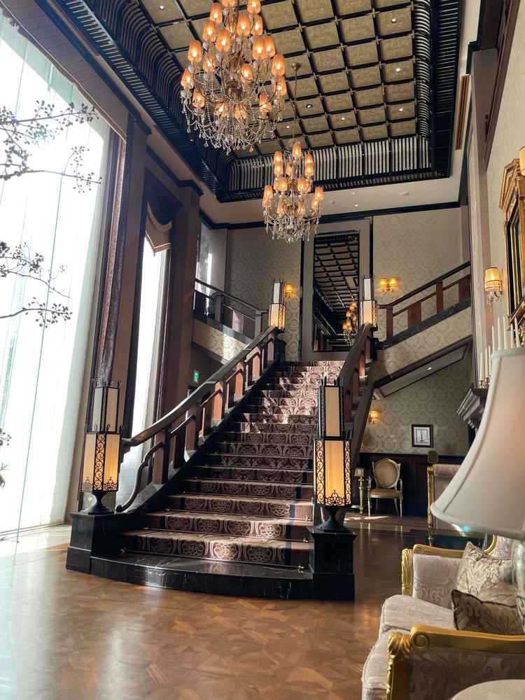 入り口入ってすぐのロビーになります。歴史感のある雰囲気で、階段で前撮りしたらいい写真とれそうな印象。