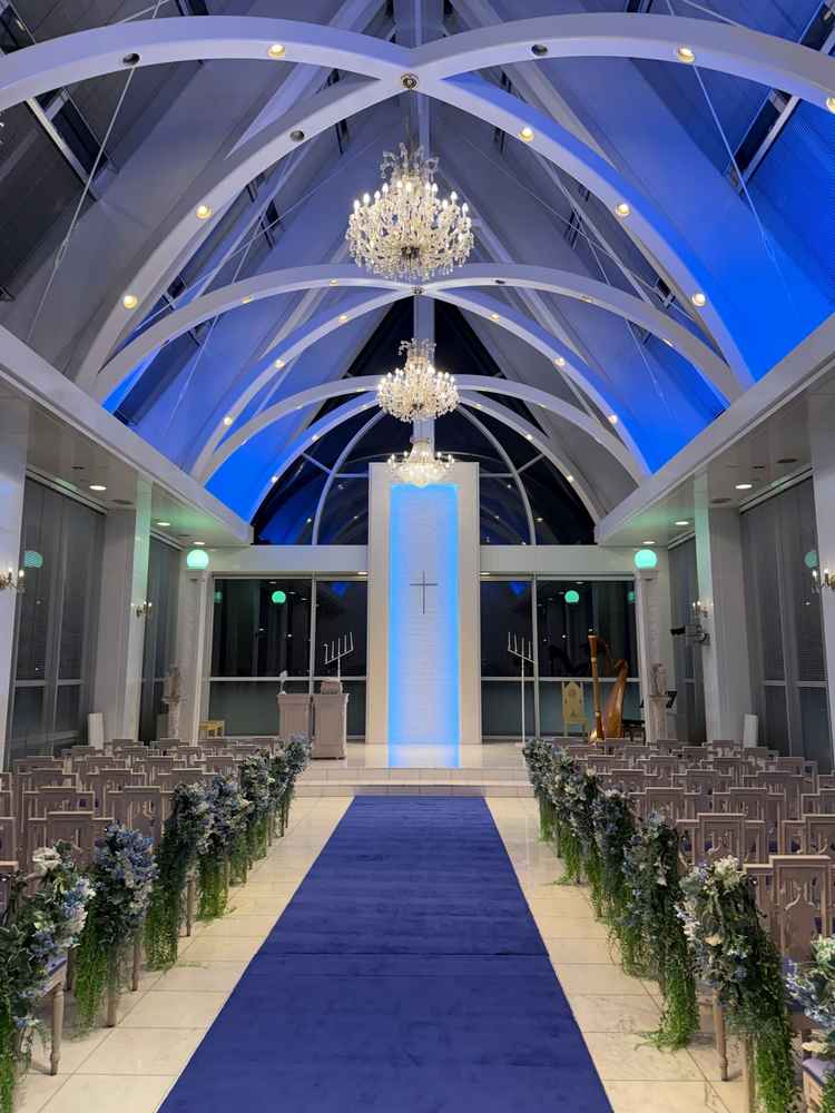 夜の景色も魅力的なチャペル。シャンデリアと唯一無二の青色のバージンロードも印象的でした。