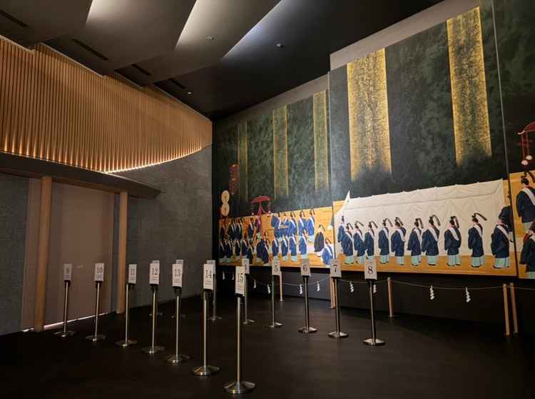 神楽殿の前室。和の荘厳な空間