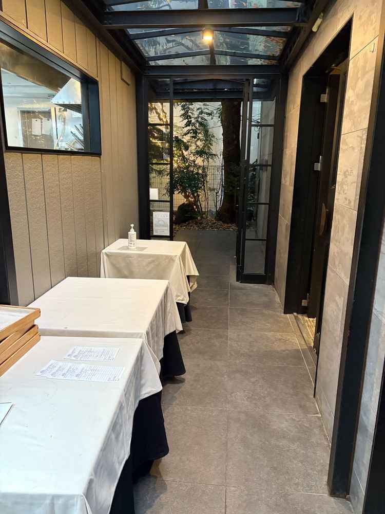 廊下から厨房の中が見える仕組みになっております。