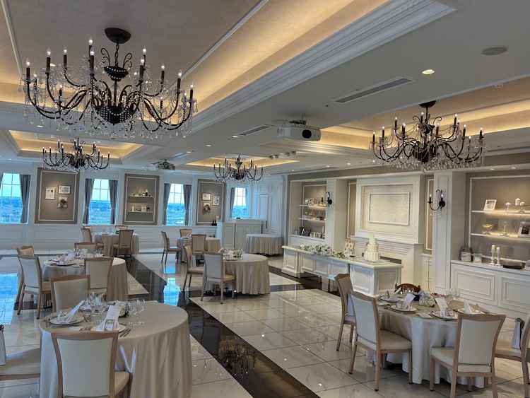 窓もあり、広さのある披露宴会場です。