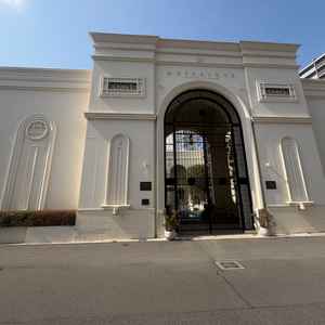 まずゲストが1番最初に目にする門が高く圧巻で、今から高級なお屋敷に入るようなワクワク感に包まれました