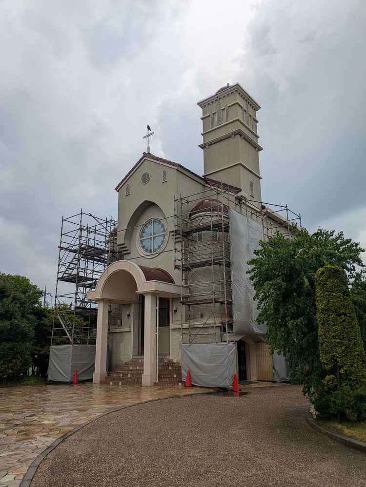 チャペルの外観。雰囲気がとても好みでした。見学日は清掃用の足場がありました。