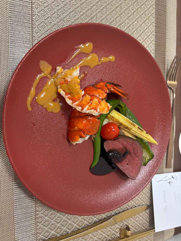 オマールエビと牛フィレの試食です。牛フィレはとても柔らかく、エビも美味しかったです。