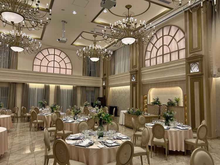 可愛らしいベージュっぽい会場もあり、時計の時間は好きな時間にできるそうです。