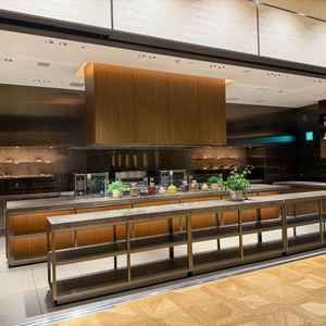 披露宴会場レジデンスバジルのオープンキッチン。シェフが5人いて出来立ての料理が運ばれてくる。